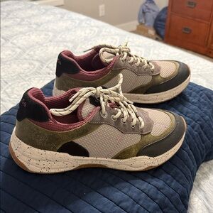Taos Casual Olive & Burgundy Lace-Up Sneakers size 11
